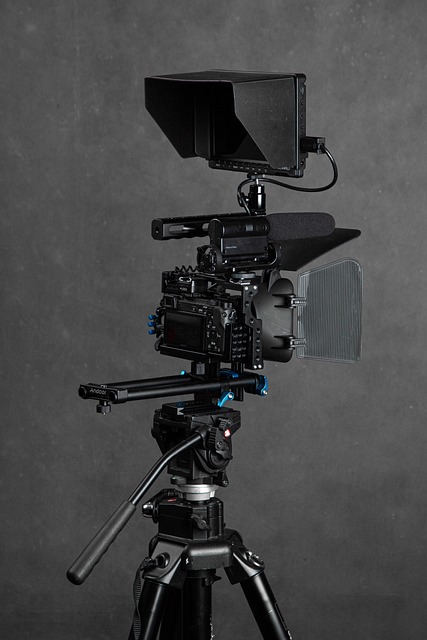 Cinema camera professionale vista laterale con tutti i componenti