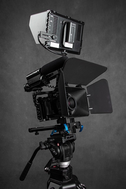 Setup illuminazione studio cinematografico con Fresnel e softbox