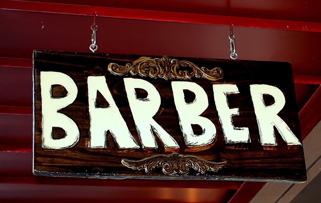 moderne Barbershop Trainingsumgebung mit Arbeitsplätzen und Werkzeugen