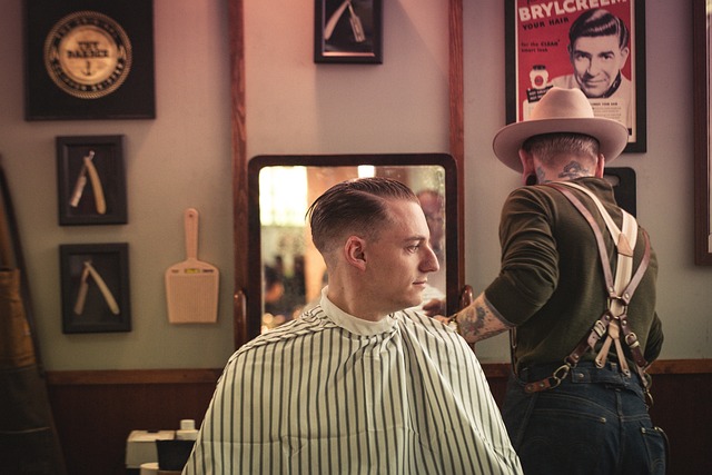 lichtdurchfluteter Barber Trainingsraum mit Stühlen und Spiegeln