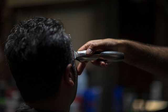 barber arbeitsplatz mit Werkzeugablage und Desinfektion