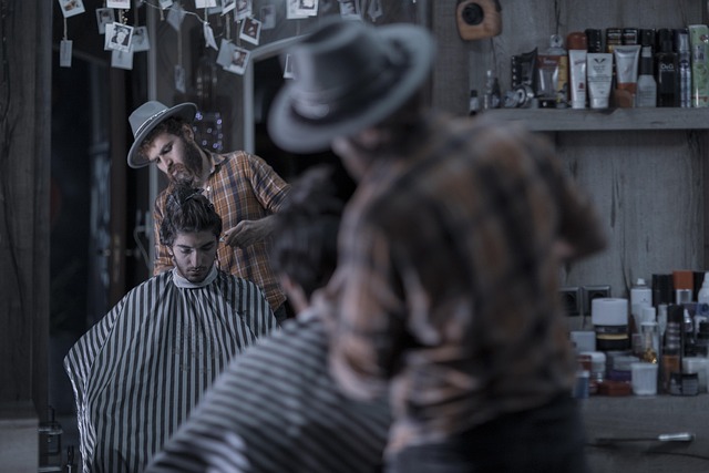 Trainingssituation im Barbershop mit Demonstration moderner Schnitttechniken