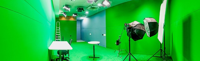 Studio cinematografico professionale con ciclorama e illuminazione